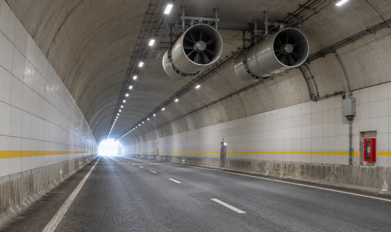 Endustriyel Tunelde Parlak Cikis